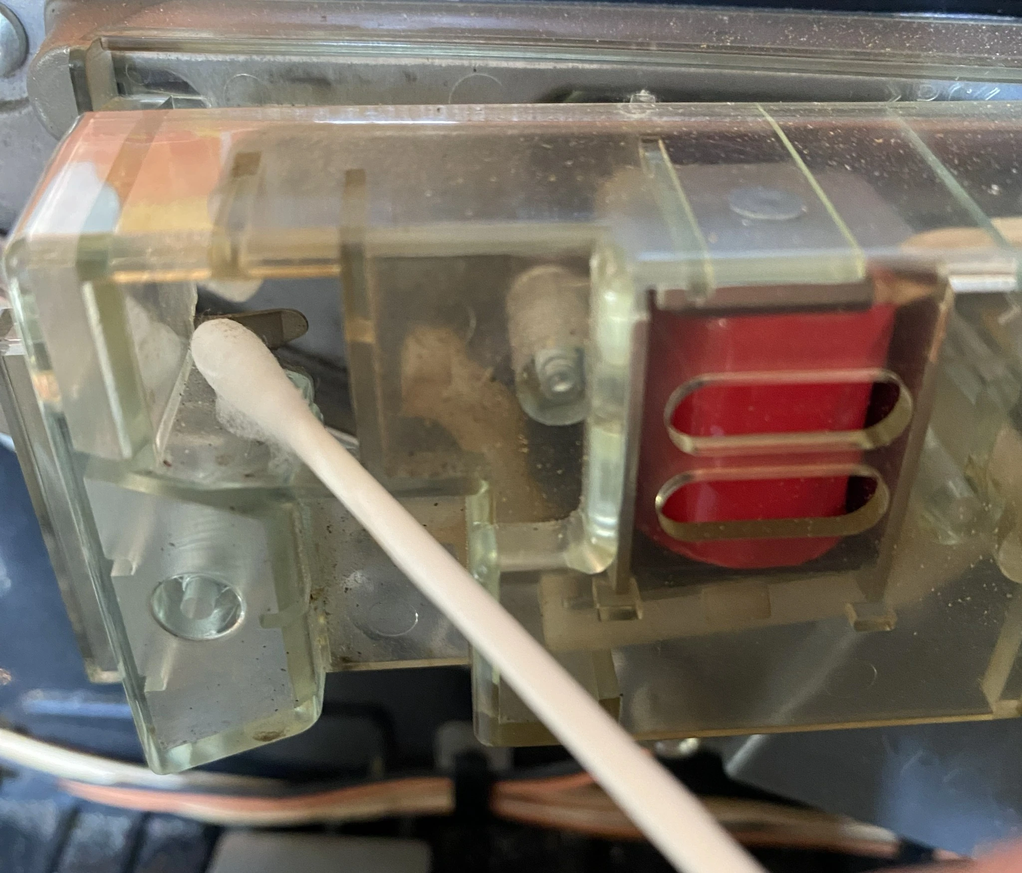 綿棒を使用して内部を清掃している様子（海物語シリーズ）